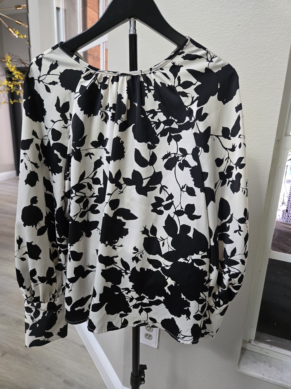 Black & White Floral Long-Sleeve Blouse